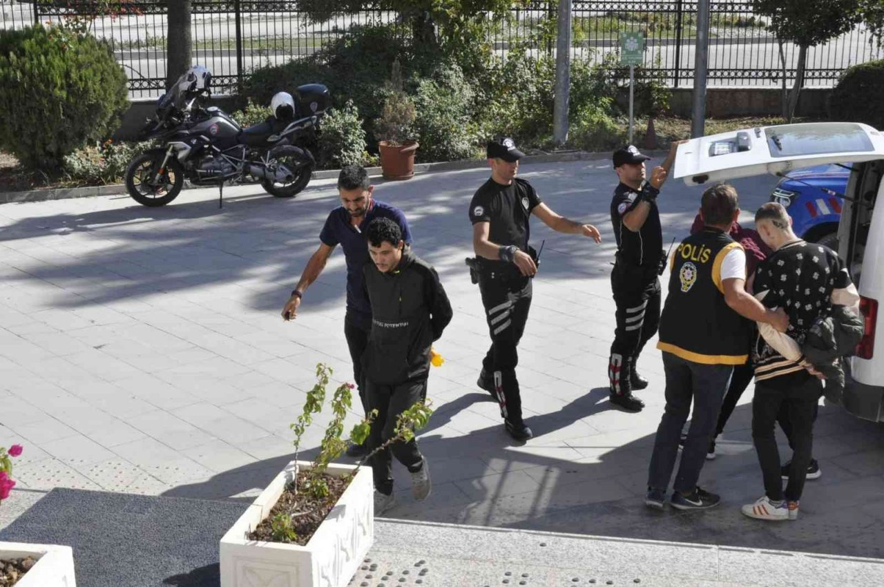 Fethiye’de kendini polis olarak tanıtan 2 gaspçı tutuklandı