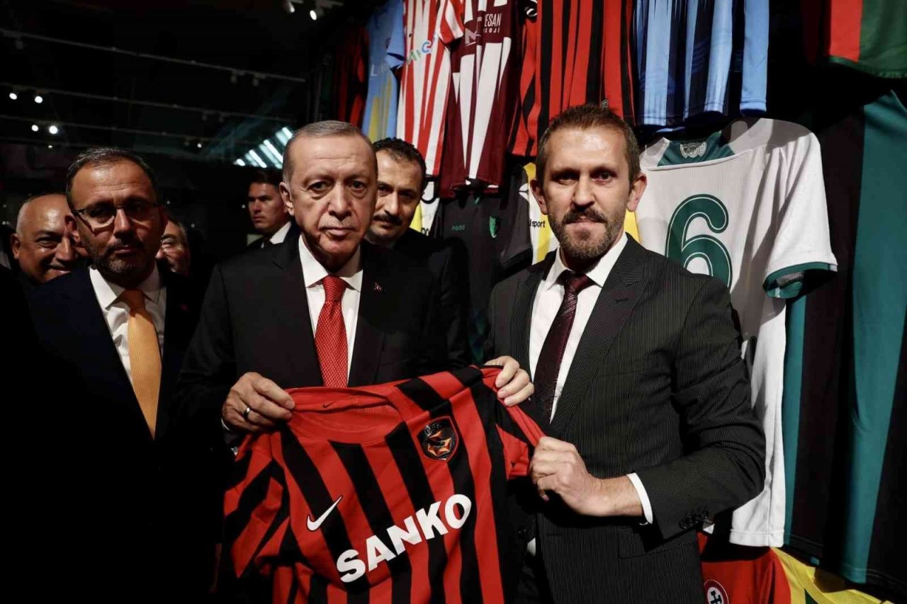 Cumhurbaşkanı Erdoğan’a Gaziantep FK forması