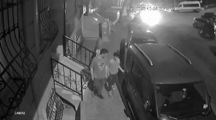 Gaziosmanpaşa’da 2 çocuğun zarar veren oyunu kamerada: 7 aracı boydan boya bıçakla çizdiler
