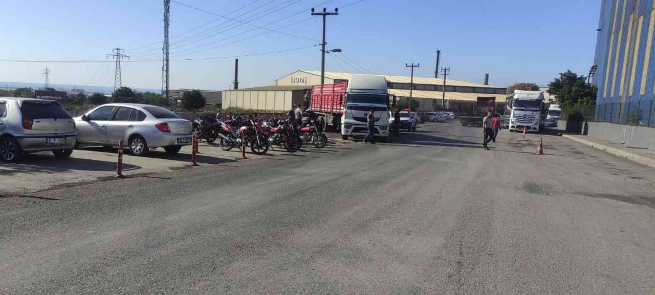 Freni boşalan tır, otomobil ile 15 motosikleti ezdi