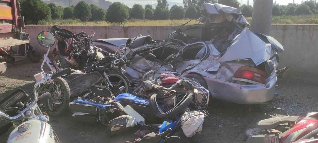 Freni boşalan tır, otomobil ile 15 motosikleti ezdi