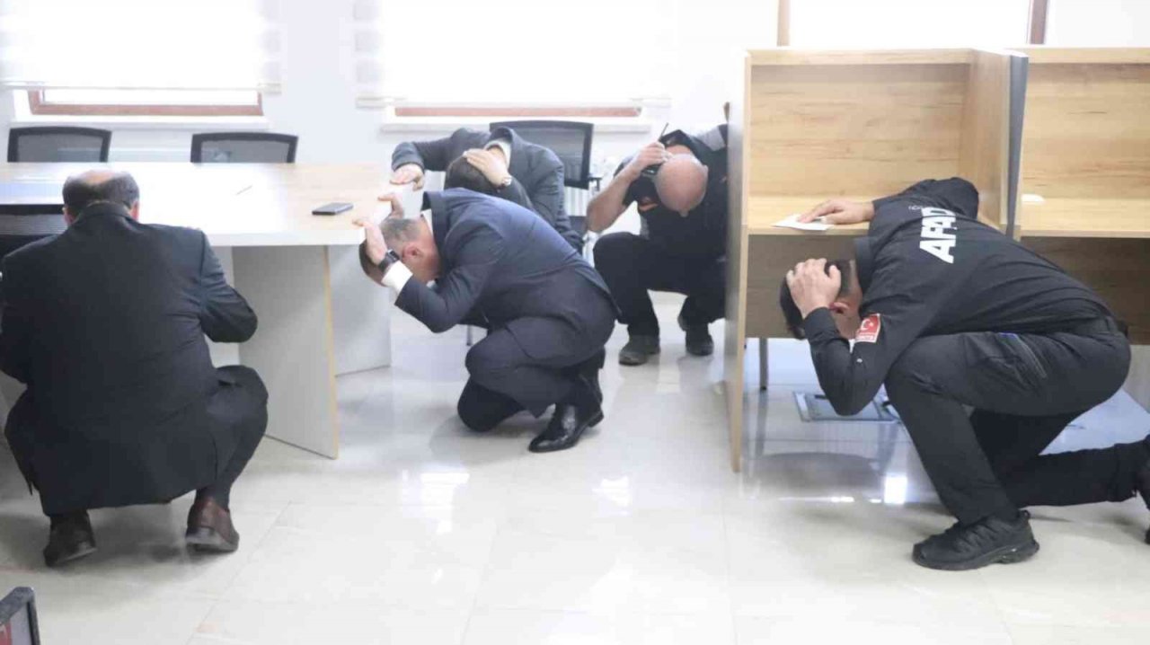 Denizli’de 7 bin kişiyle ’Deprem Anı, Çök Kapan Tutun ve Tahliye’ tatbikatı yapıldı