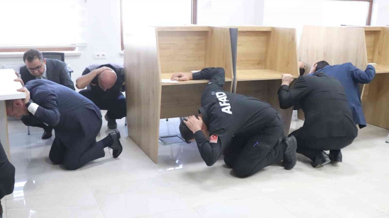 Denizli’de 7 bin kişiyle ’Deprem Anı, Çök Kapan Tutun ve Tahliye’ tatbikatı yapıldı