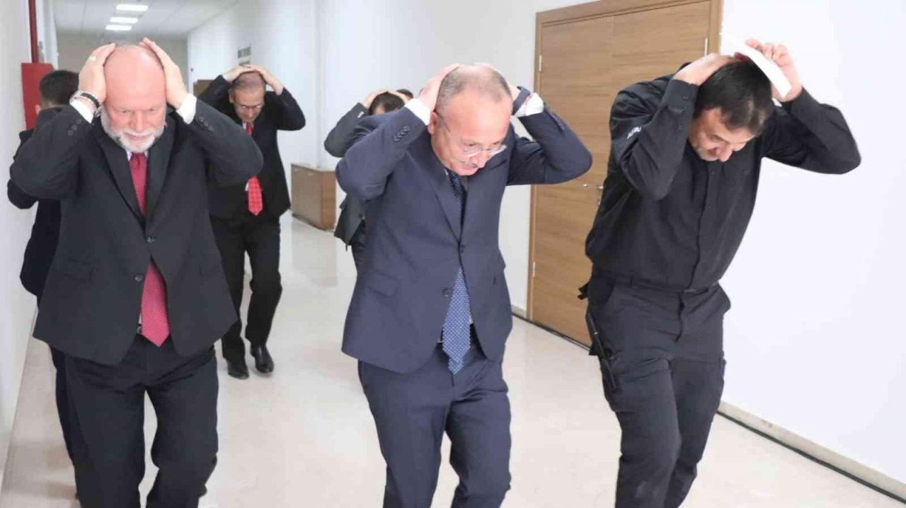 Denizli’de 7 bin kişiyle ’Deprem Anı, Çök Kapan Tutun ve Tahliye’ tatbikatı yapıldı