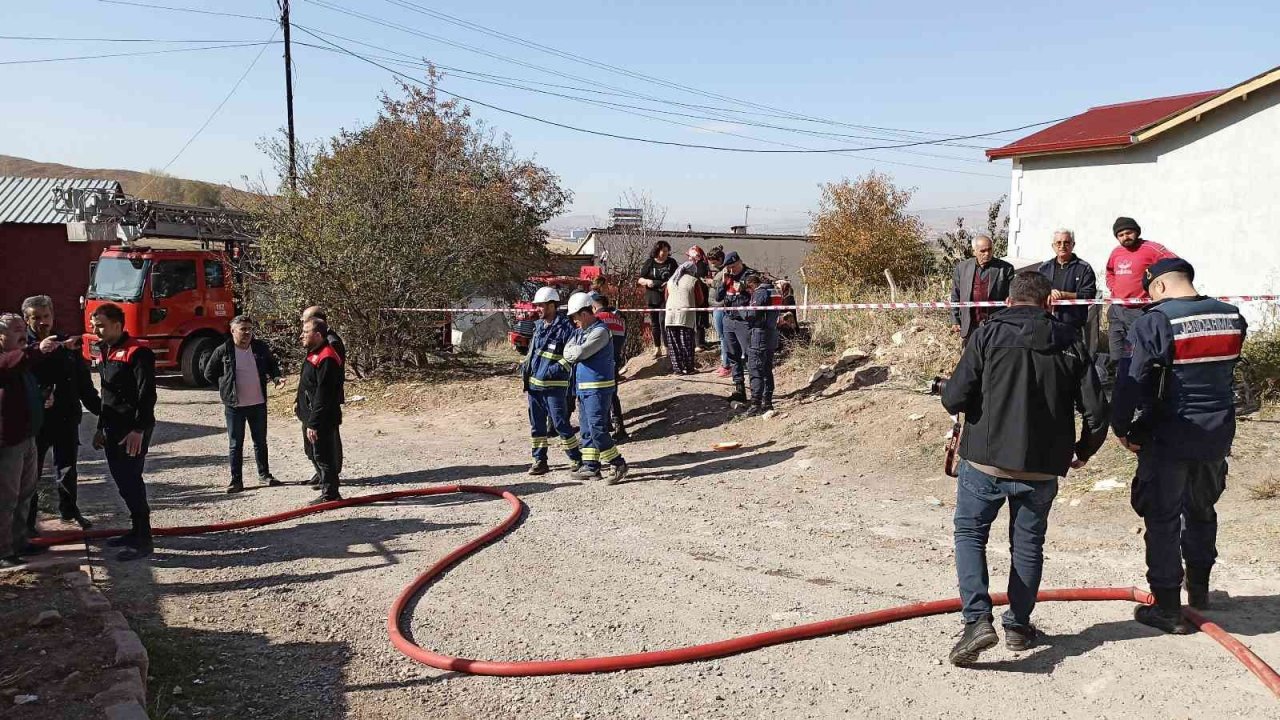 Sivas’ta kafenin çatısında korkutan yangın