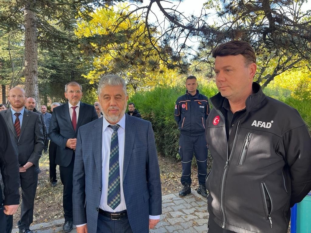 Siren sesini duyan herkes ilk bulduğu güvenli alana sığındı