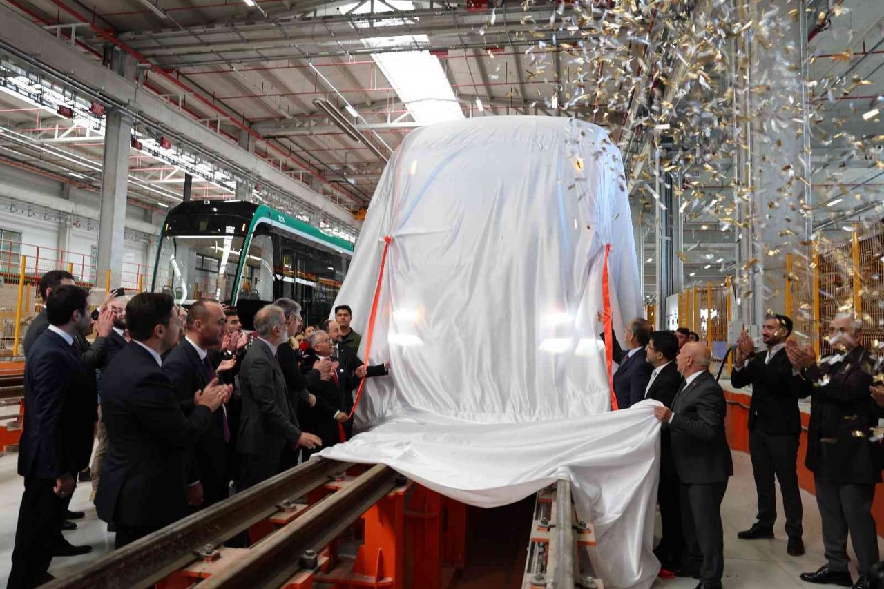 Tramvay hattının ilk aracının örtüsü kaldırıldı