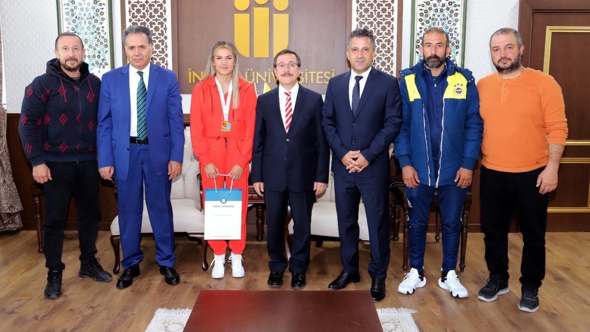 Dünya Boks Şampiyonu Hatice Akbaşın adını taşıyan spor salonu açılacak