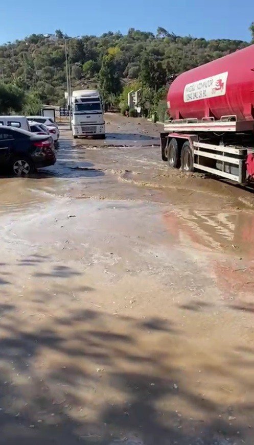 İsale hattı patladı, iş yerlerini su bastı