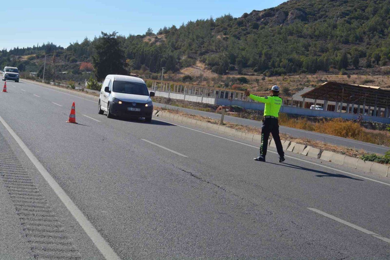 İzmir’de trafik denetimleri hız kesmeden devam ediyor