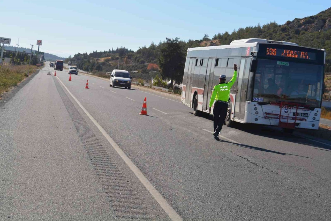 İzmir’de trafik denetimleri hız kesmeden devam ediyor
