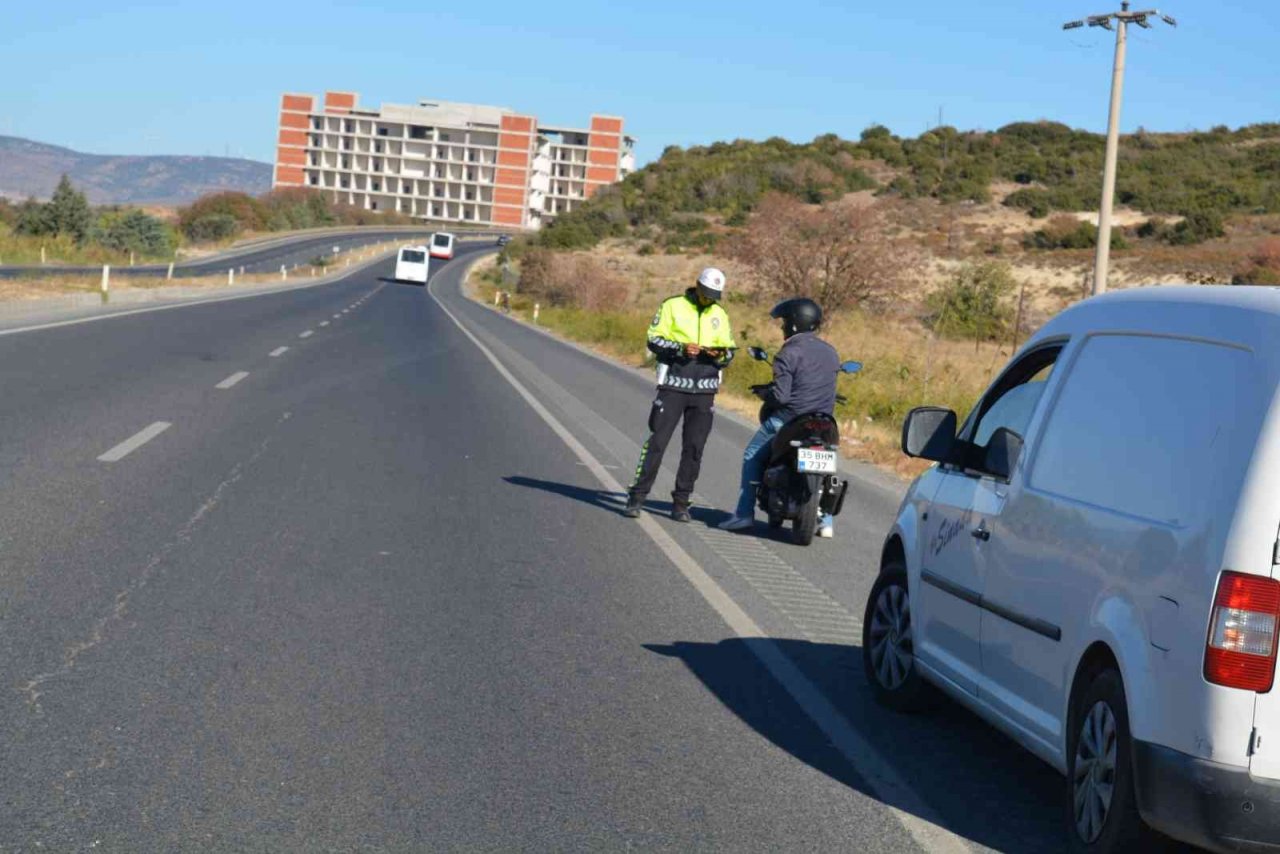 İzmir’de trafik denetimleri hız kesmeden devam ediyor