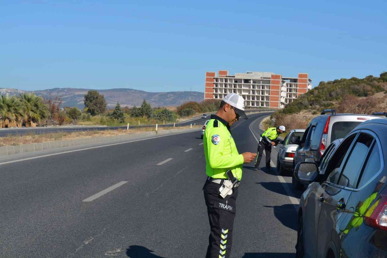 İzmir’de trafik denetimleri hız kesmeden devam ediyor