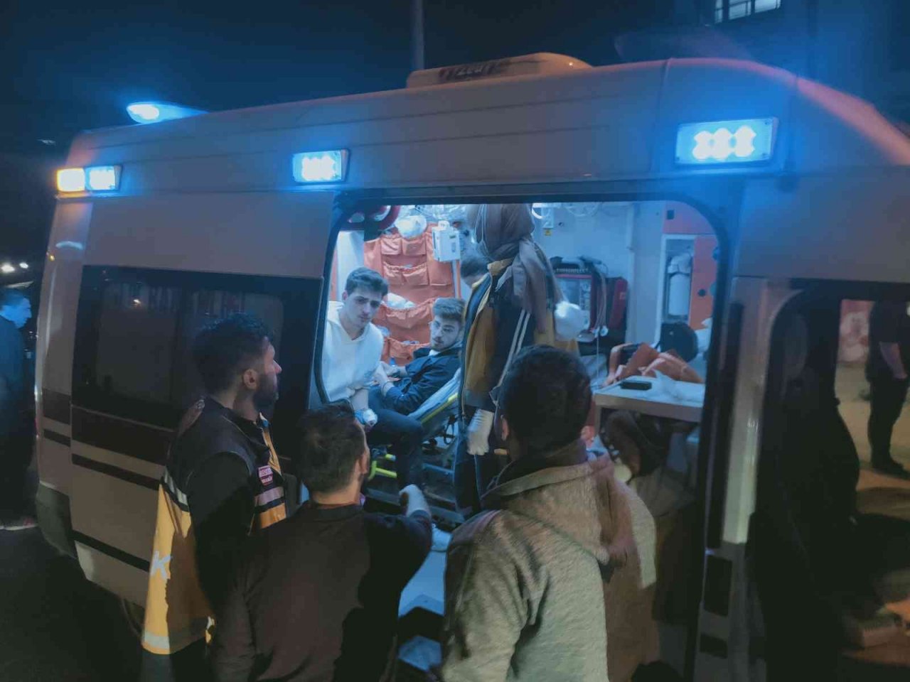 Karabük’te bıçaklı kavga: Ağabey ve kardeşi yaralandı