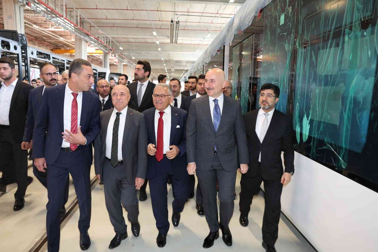 Tramvay hattının ilk aracının örtüsü kaldırıldı