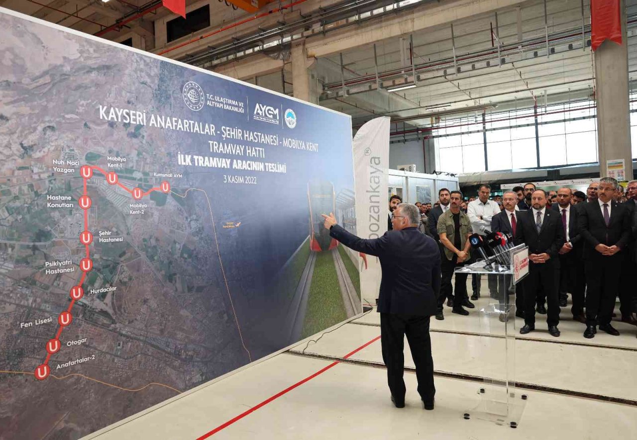 Tramvay hattının ilk aracının örtüsü kaldırıldı