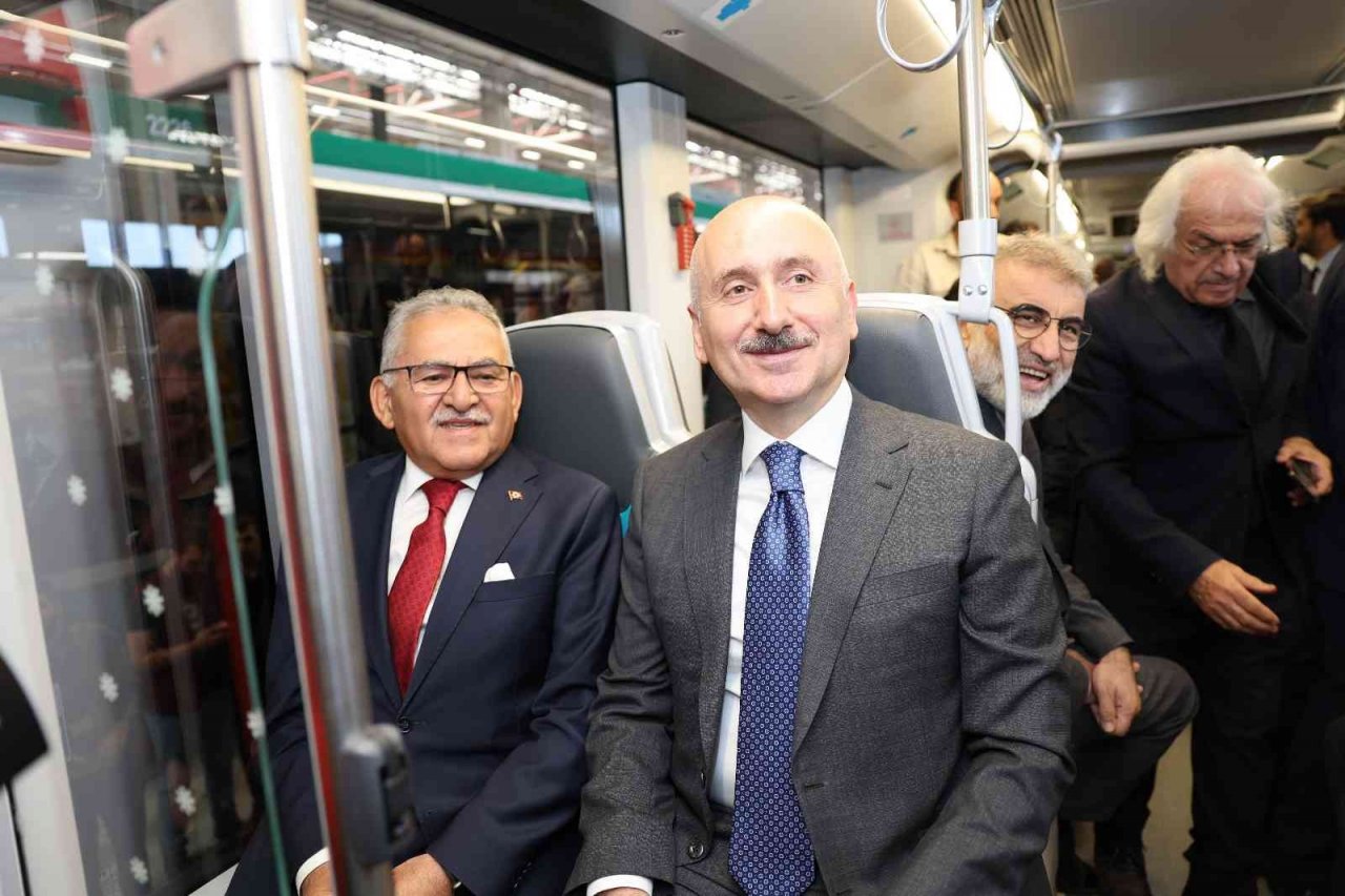 Tramvay hattının ilk aracının örtüsü kaldırıldı