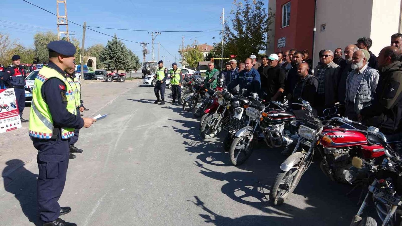 Jandarma ekipleri ölümlü trafik kazalarını önlemek için yoğun mesai harcıyor