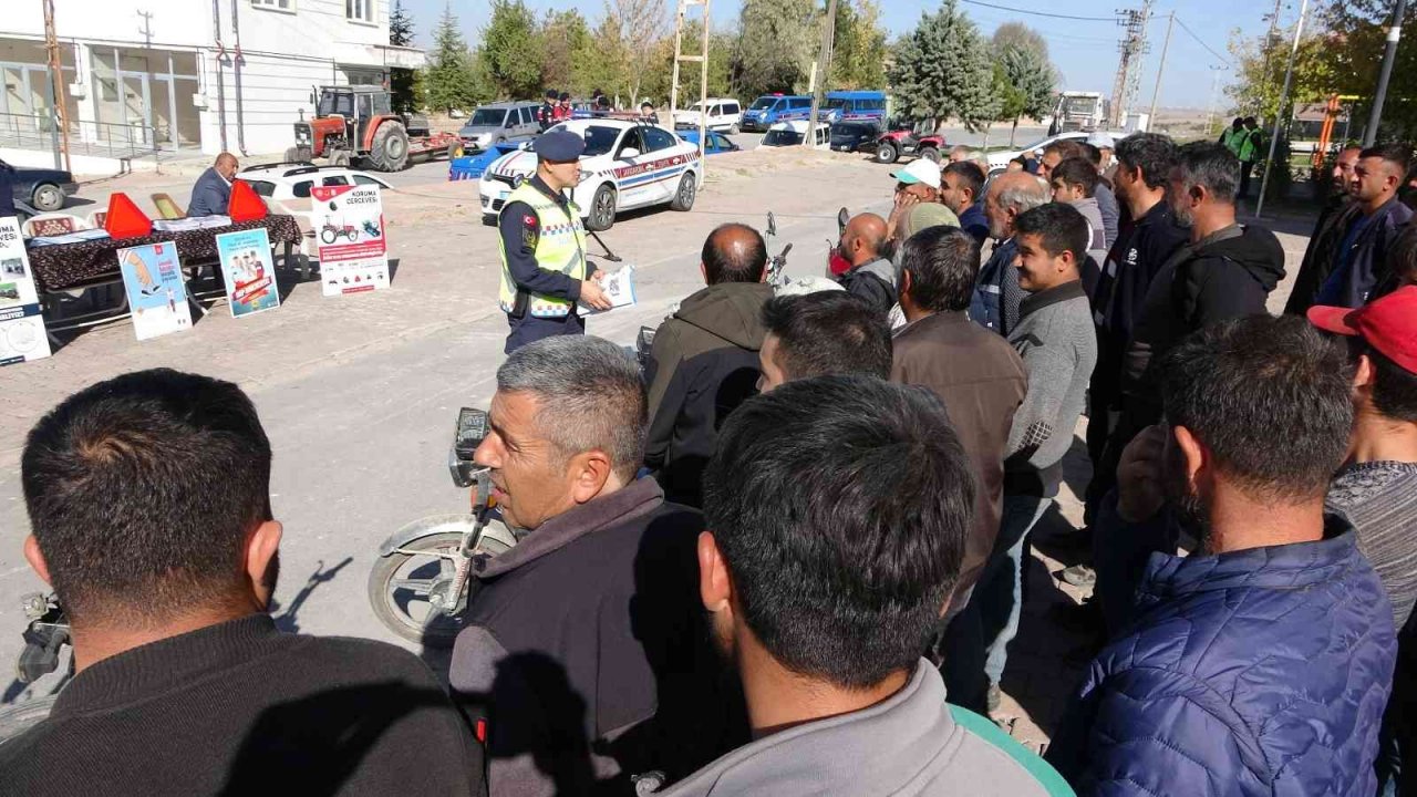 Jandarma ekipleri ölümlü trafik kazalarını önlemek için yoğun mesai harcıyor