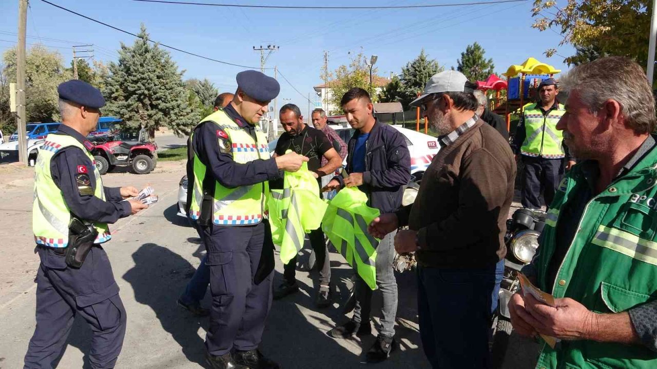 Jandarma ekipleri ölümlü trafik kazalarını önlemek için yoğun mesai harcıyor