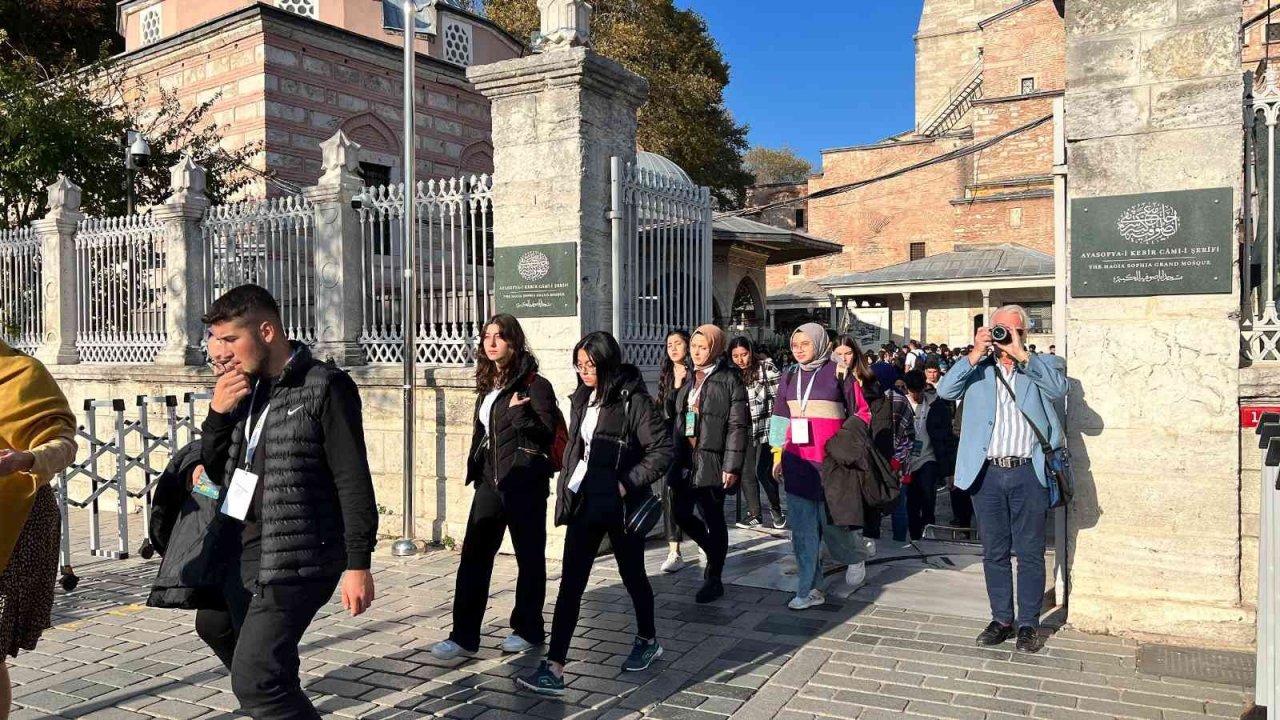 Başkan Altay İstanbul gezisine katılan öğrencilere trende eşlik etti