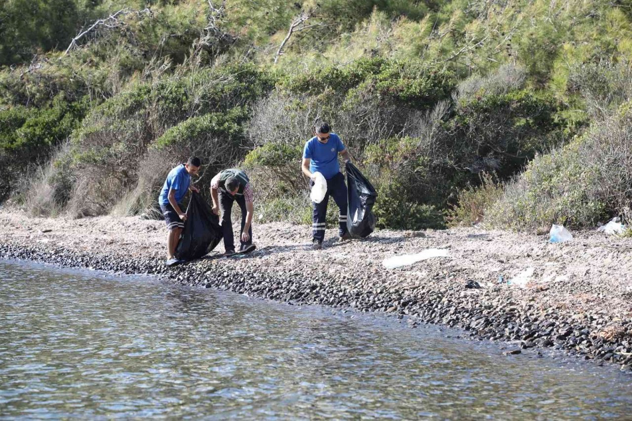 Muğla Büyükşehir Belediyesi Gökova Körfezi’nden iki günde beş ton çöp topladı