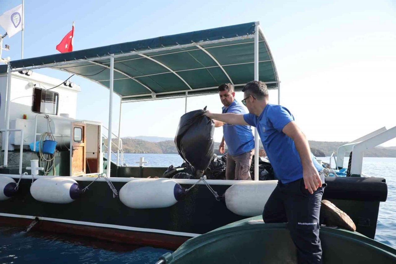 Muğla Büyükşehir Belediyesi Gökova Körfezi’nden iki günde beş ton çöp topladı