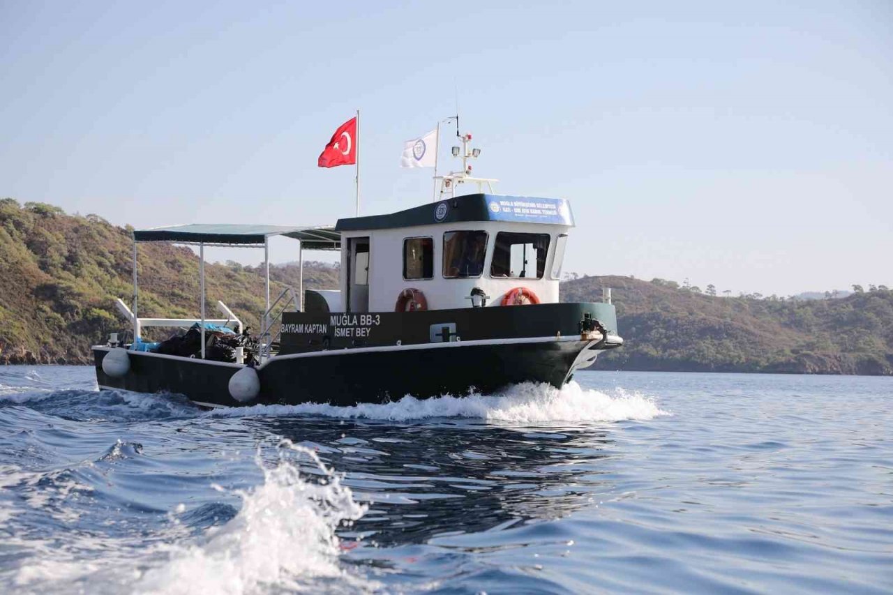 Muğla Büyükşehir Belediyesi Gökova Körfezi’nden iki günde beş ton çöp topladı