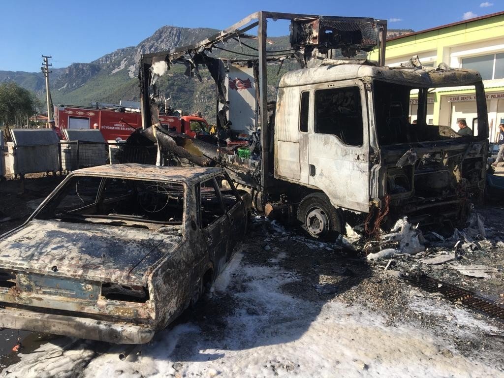 Muğla’daki yangında tır ve otomobil hurda yığınına döndü