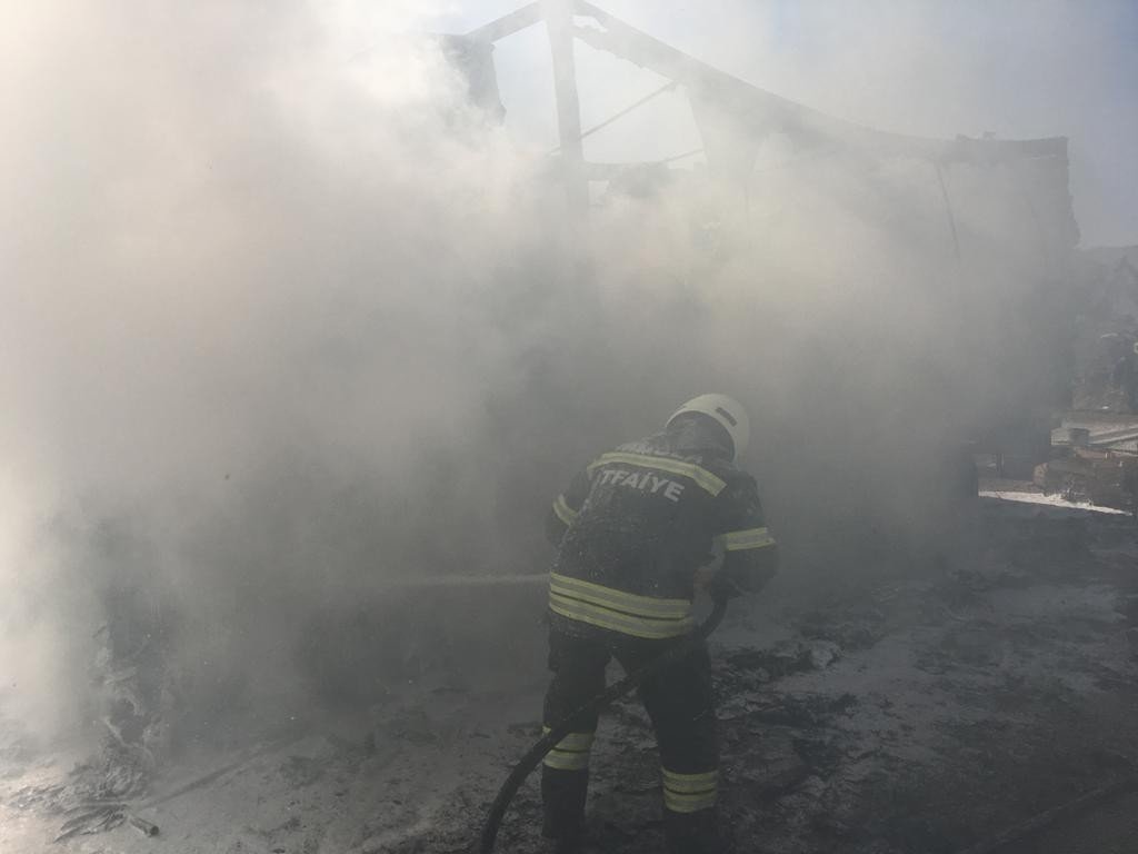 Muğla’daki yangında tır ve otomobil hurda yığınına döndü