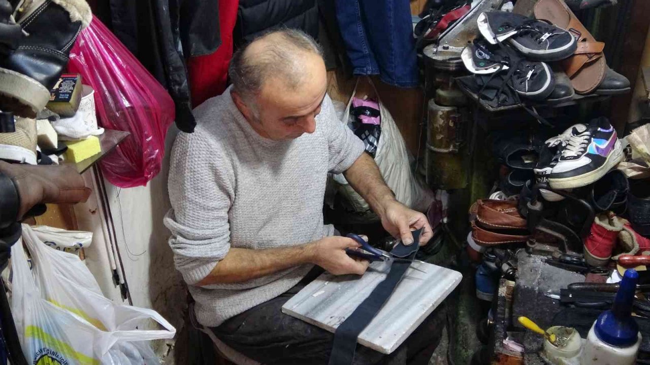 30 yıldır 3 metrekarelik dükkanda ayakkabı tamiri yapıyor, taleplere yetişemiyor