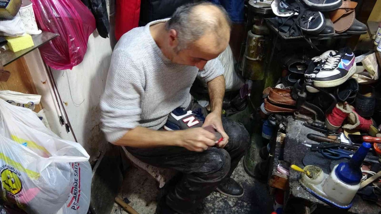 30 yıldır 3 metrekarelik dükkanda ayakkabı tamiri yapıyor, taleplere yetişemiyor