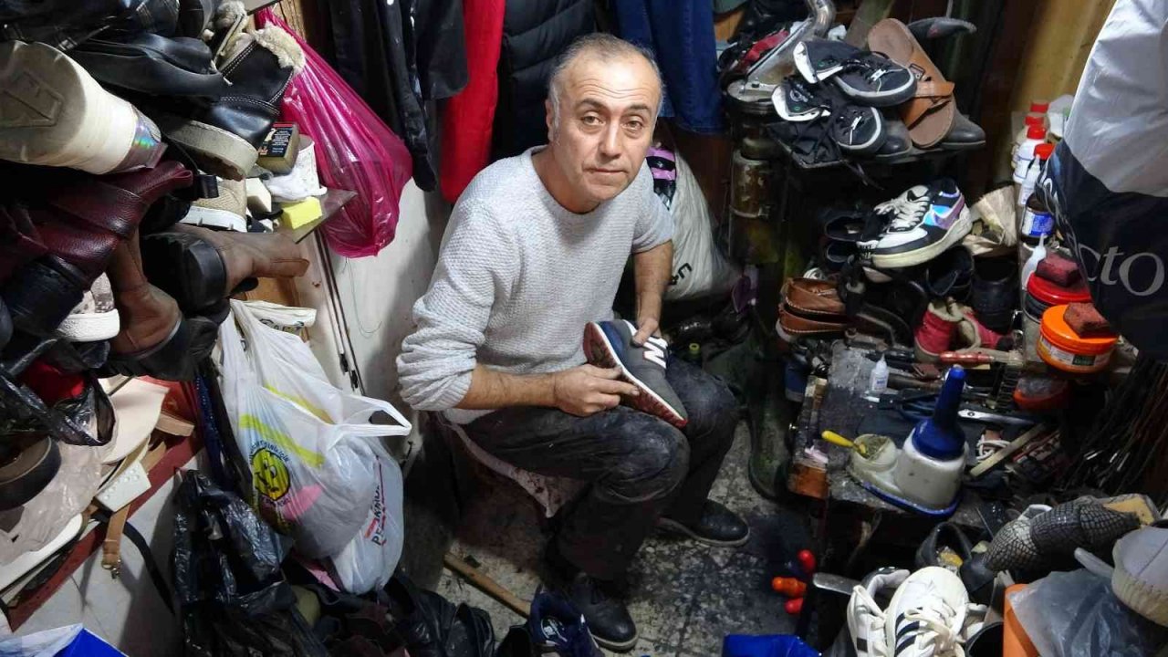 30 yıldır 3 metrekarelik dükkanda ayakkabı tamiri yapıyor, taleplere yetişemiyor