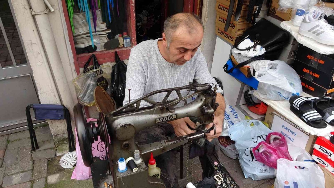 30 yıldır 3 metrekarelik dükkanda ayakkabı tamiri yapıyor, taleplere yetişemiyor
