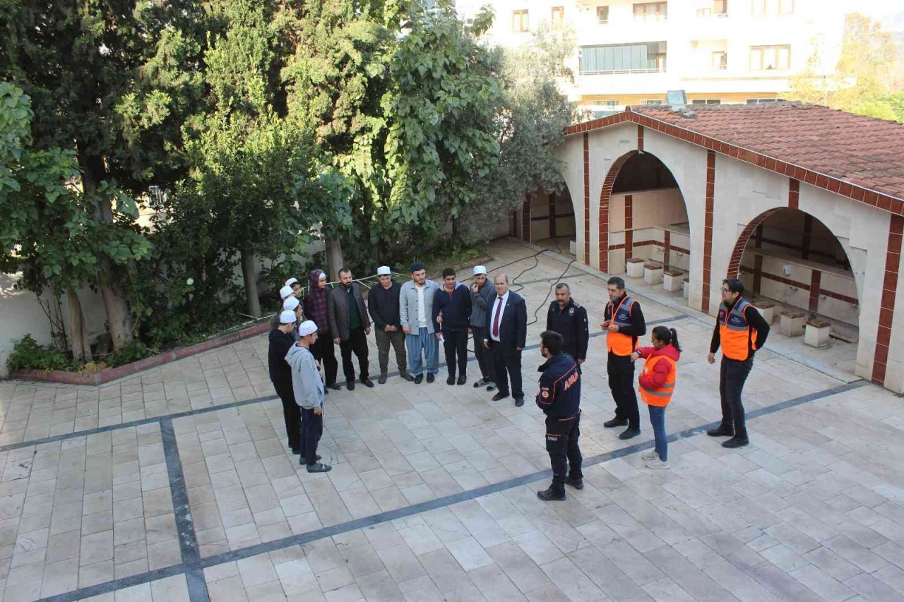 Kur’an kurslarında eğitim gören öğrencilere deprem ve tahliye tatbikatı yapıldı