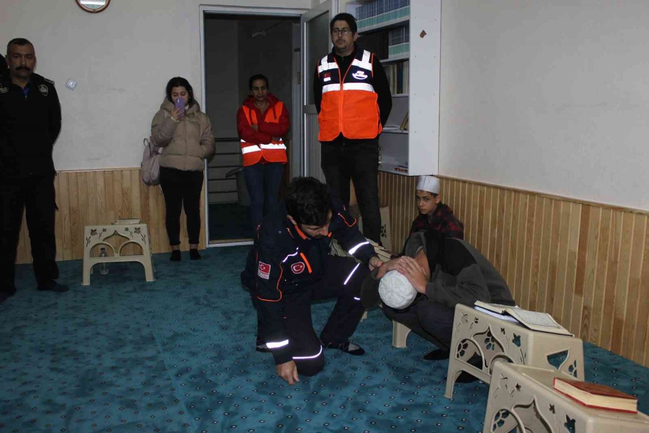 Kur’an kurslarında eğitim gören öğrencilere deprem ve tahliye tatbikatı yapıldı