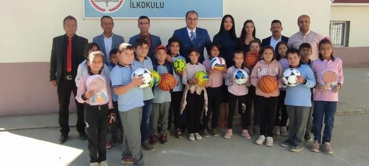 Kaymakam Arıkan çocukları sevindirdi