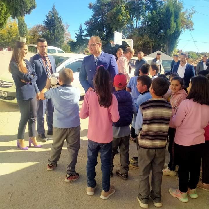 Kaymakam Arıkan çocukları sevindirdi