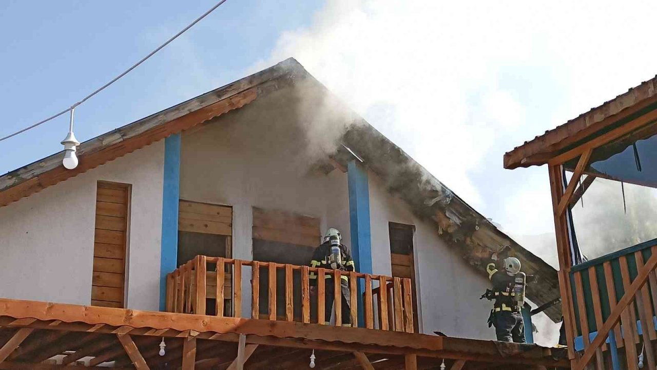 Sivas’ta kafenin çatısında korkutan yangın