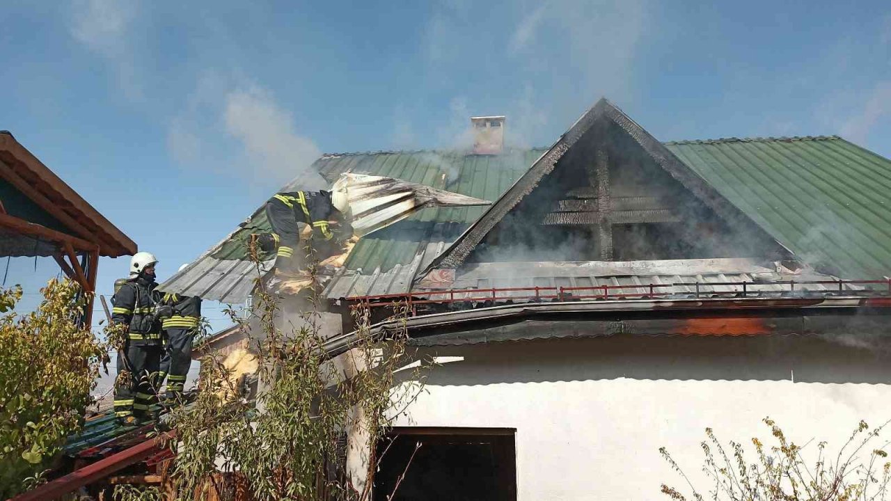 Sivas’ta kafenin çatısında korkutan yangın