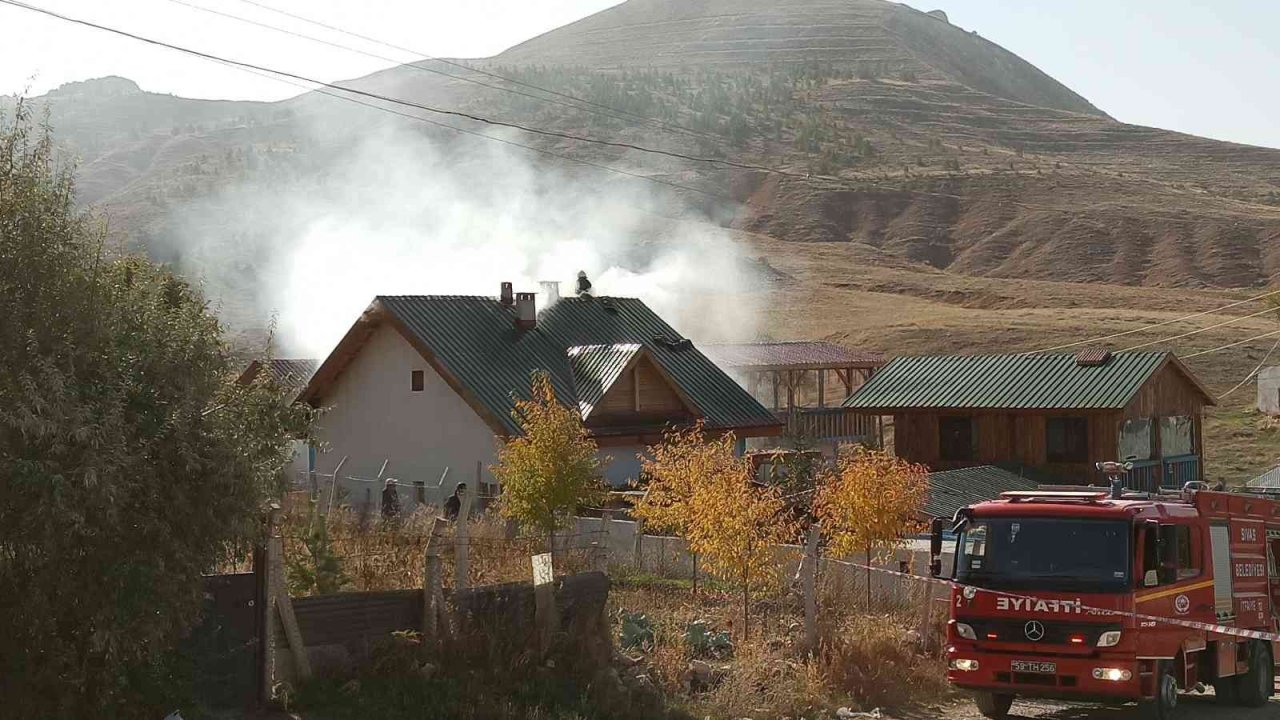 Sivas’ta kafenin çatısında korkutan yangın