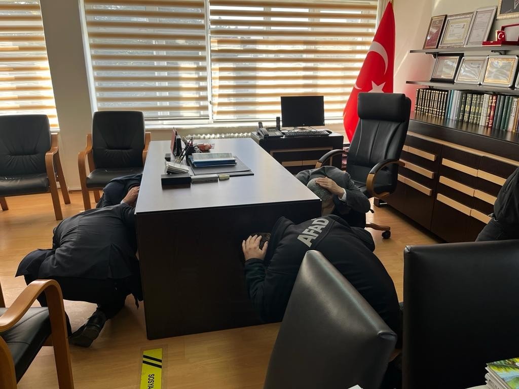 Siren sesini duyan herkes ilk bulduğu güvenli alana sığındı