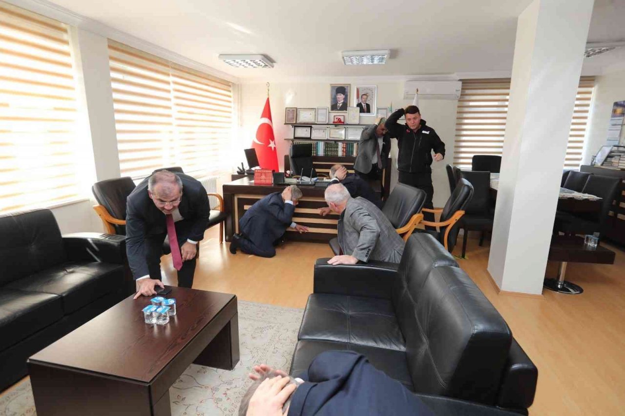 Siren sesini duyan herkes ilk bulduğu güvenli alana sığındı