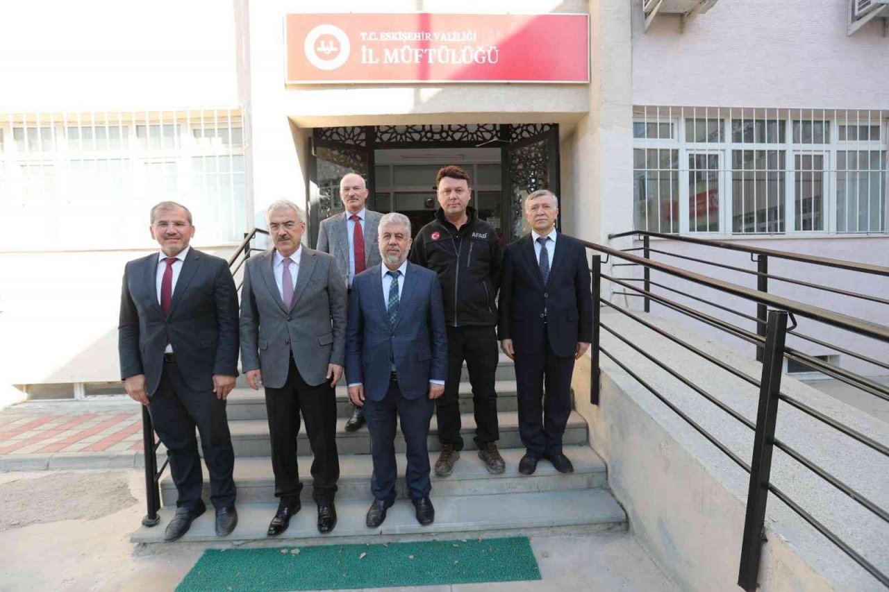 Siren sesini duyan herkes ilk bulduğu güvenli alana sığındı