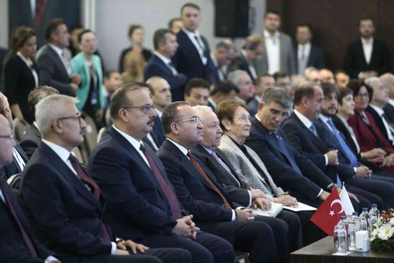 Adalet Bakanı Bozdağ: “Türkiye’de kadınlar kıyafetlerine göre ayrı ayrı muameleye tabi tutulmasınlar istiyoruz”