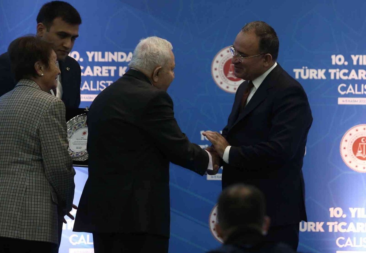 Adalet Bakanı Bozdağ: “Türkiye’de kadınlar kıyafetlerine göre ayrı ayrı muameleye tabi tutulmasınlar istiyoruz”