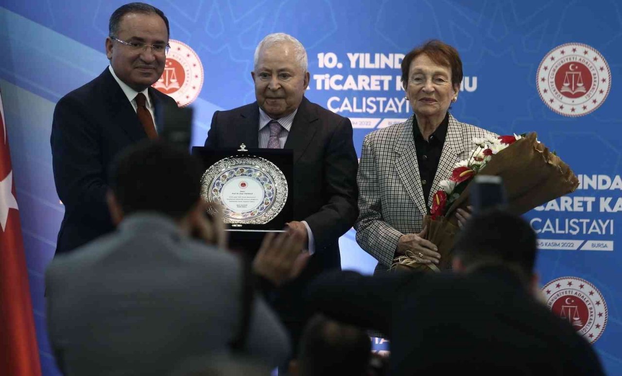 Adalet Bakanı Bozdağ: “Türkiye’de kadınlar kıyafetlerine göre ayrı ayrı muameleye tabi tutulmasınlar istiyoruz”