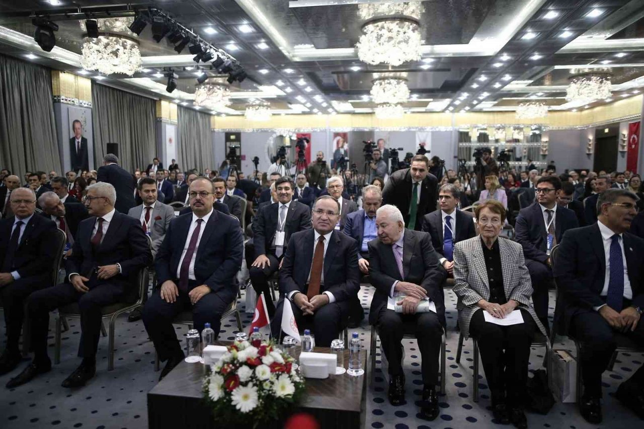 Adalet Bakanı Bozdağ: “Türkiye’de kadınlar kıyafetlerine göre ayrı ayrı muameleye tabi tutulmasınlar istiyoruz”