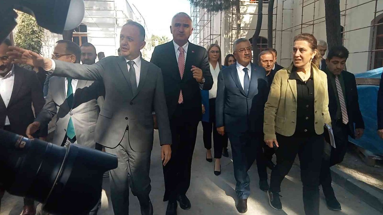 Bakan Ersoy, İzmir’de restorasyonu devam eden eski Tekel fabrikasında incelemelerde bulundu