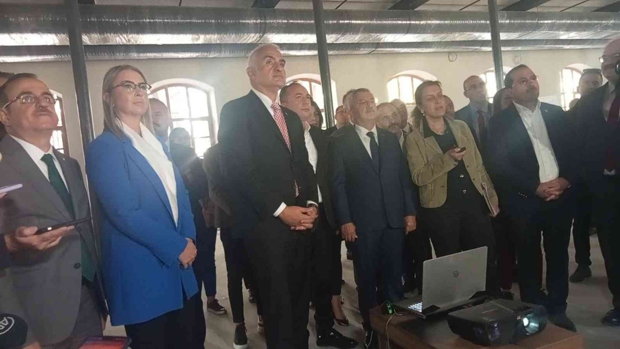Bakan Ersoy, İzmir’de restorasyonu devam eden eski Tekel fabrikasında incelemelerde bulundu